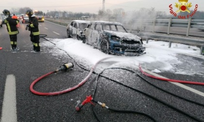 Tamponamento in Tangenziale Est, due auto prendono fuoco