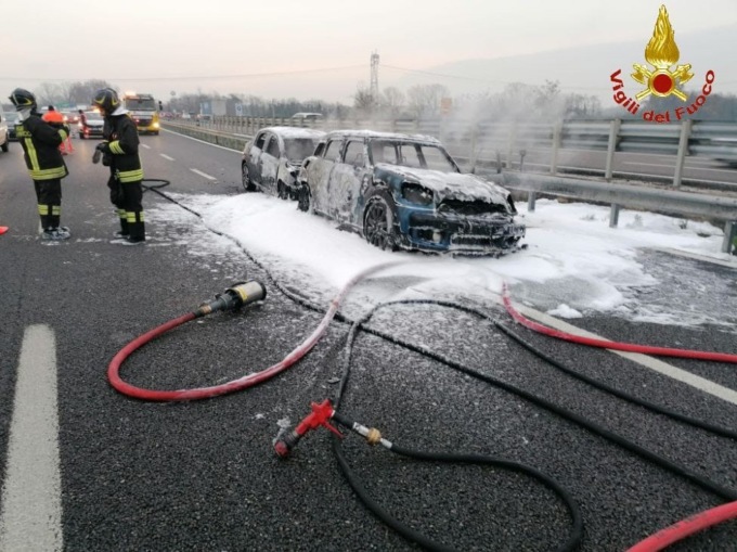 Tamponamento in Tangenziale Est, due auto prendono fuoco