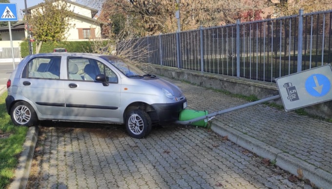 Perde il controllo dell’auto a Carugate e abbatte un albero e un cartello stradale