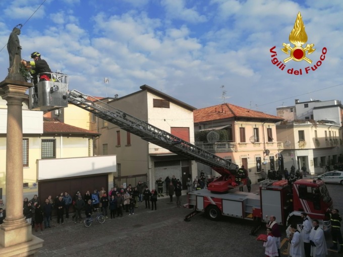 Torna la tradizione dell’Immacolata a Melzo: deposta la corona a 10 metri d’altezza