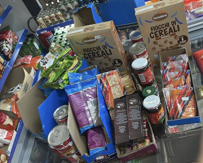 Ancora merce scaduta sugli scaffali, nuovo blitz della Polizia Locale in un minimarket di Cologno Monzese