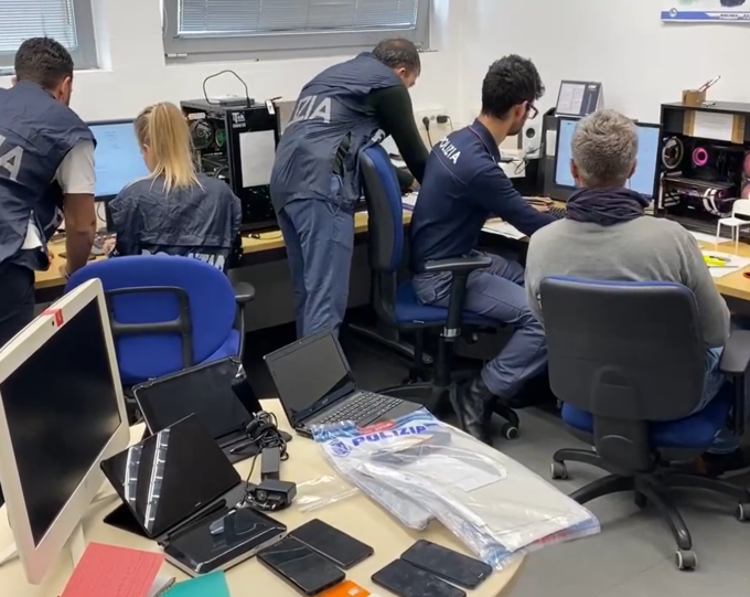 Maxi truffa alle imprese da mezzo milione di euro scoperta dalla Polizia: nei guai finti bancari
