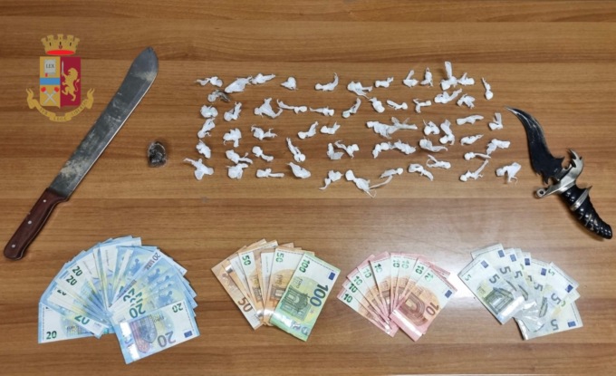 Minacciano gli agenti con pugnale e machete, arrestati due pusher