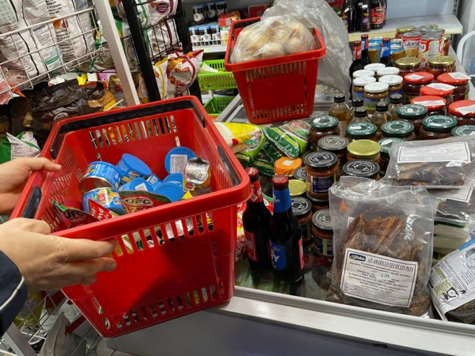 Prodotti scaduti o senza etichette sequestrati della Polizia Locale in un supermercato di Cologno Monzese