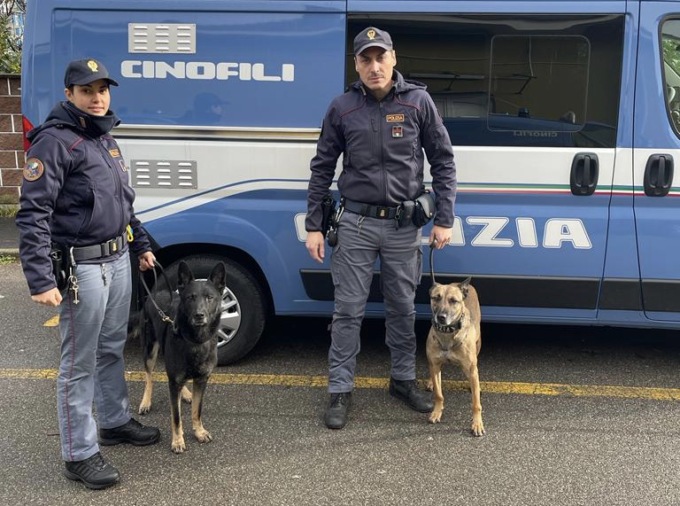 Droga nel vano ascensore e 17mila euro in casa: arrestato spacciatore