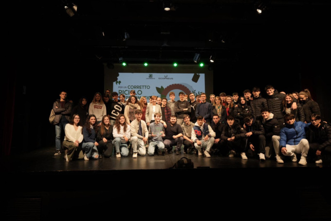 La scuola di Gorgonzola premiata da Legambiente con un campo da basket… in gomma riciclata