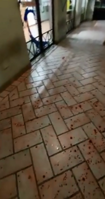 Marciapiede sotto il portico completamente imbrattato con macchie rosse. Vandalismo? No, sangue