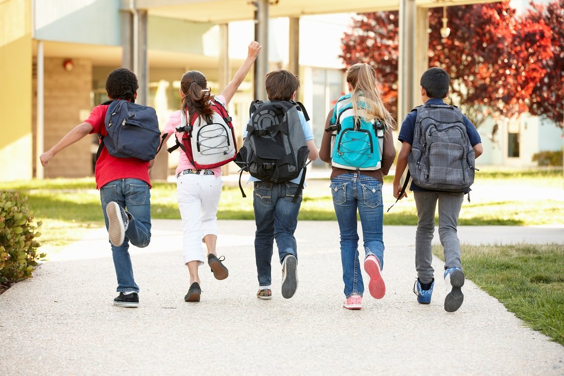 bambino che cammina a scuola