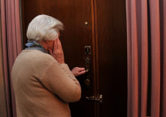Ladri d’appartamento beccati sul pianerottolo dagli inquilini. A Pioltello uno finisce in manette, l’altro denunciato: ha 15 anni
