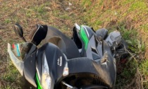 Motociclista 78enne esce di strada a Trezzo