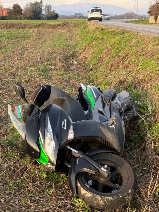 Motociclista 78enne esce di strada a Trezzo