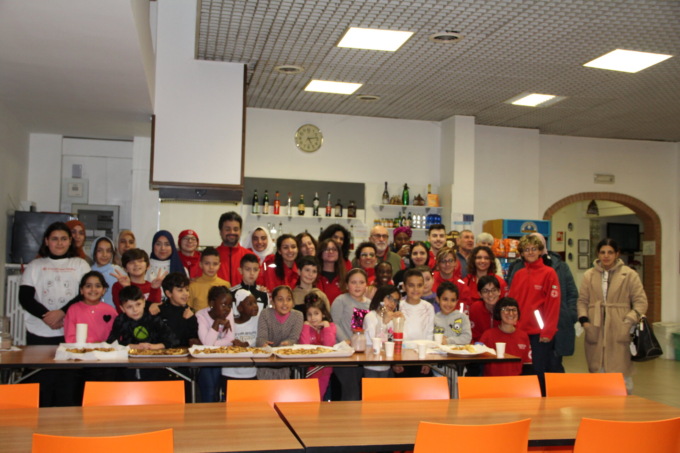 Decine di bambini a Vaprio con la Croce Rossa per fare i biscotti