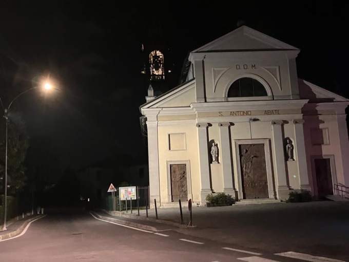 Oltre 100 lampioni fusi da un fulmine a Pozzo D’Adda, ma l’assicurazione non copre i danni