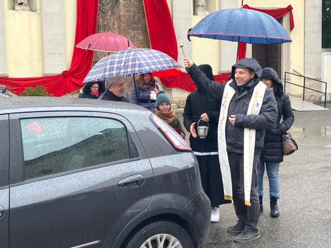 Festa di Sant’Antonio a Pozzo D’Adda, la pioggia rimanda il falò
