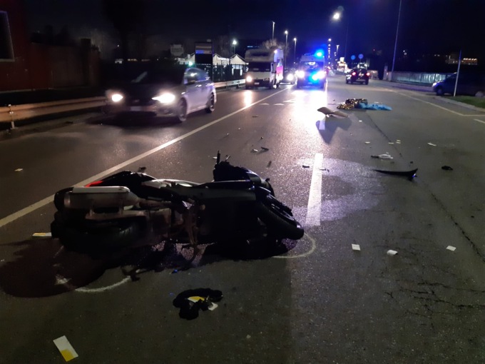 Incidente sulla Padana a Vimodrone tra una Jaguar e uno scooter: paura per un 46enne