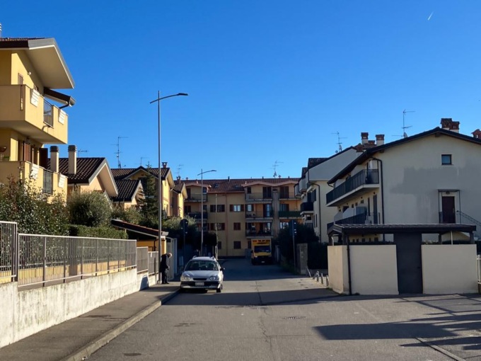 Trovato per terra su un marciapiede a Pozzo d’Adda, 33enne in ospedale