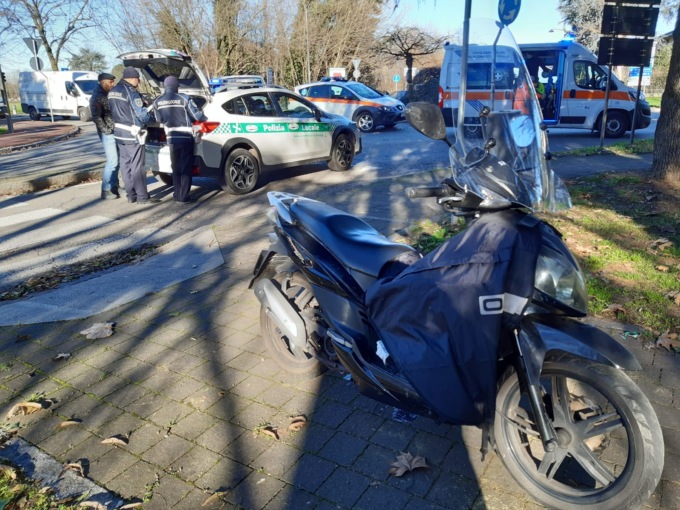 Scontro tra auto e motorino a Cernusco: strada chiusa e arriva l’automedica