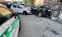 Incidente tra due auto a Brugherio, nella carambola un veicolo travolge le auto in sosta
