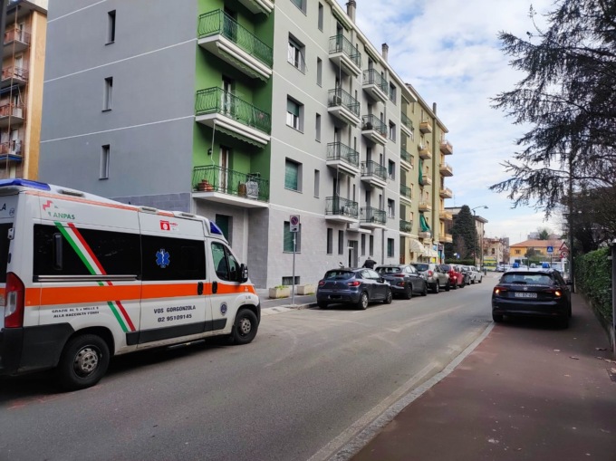 Non risponde al telefono, arrivano i soccorsi a Cernusco e trovano un’anziana senza vita