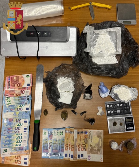 Arrestato pusher con mezzo chilo tra cocaina e hascisc. Denunciato l’acquirente