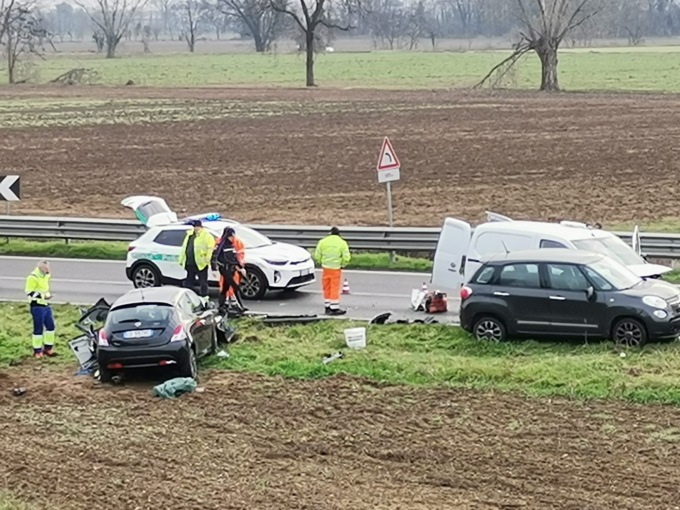 Scontro tra auto a Vignate, atterra anche l’elisoccorso