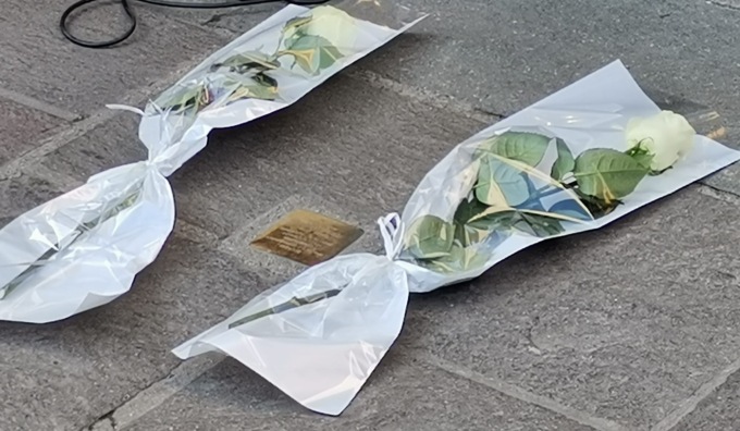 Rose bianche sulle pietre d’inciampo di Cernusco sul Naviglio
