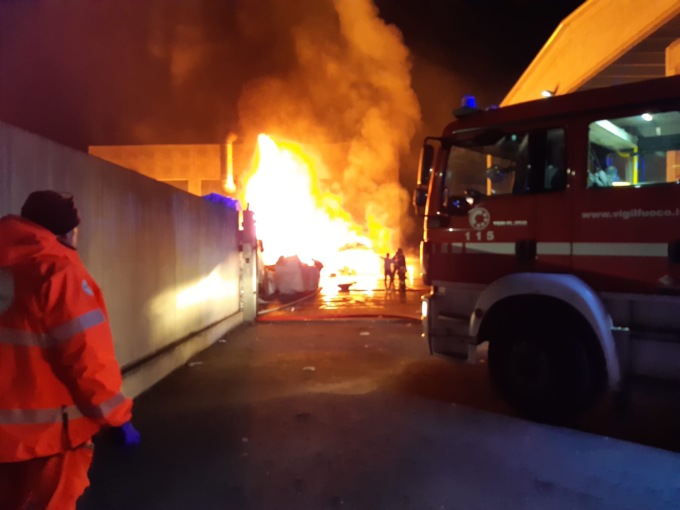 Incendio nella zona industriale di Cassina de’ Pecchi, pompieri sul posto