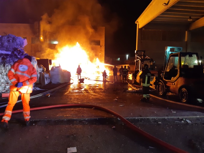 Incendio a Cassina de’ Pecchi, da Arpa e Vigili del Fuoco nessun allarme inquinamento