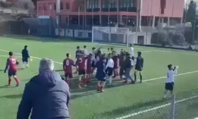 Rissa in campo in un match delle Giovanili della Tritium: ancora calcio violento e genitori che entrano in campo