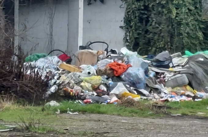 La storica Cascina Merona di Liscate: occupata abusivamente e ridotta a discarica