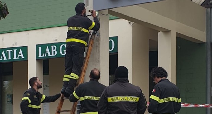 Crepa in una colonna del centro commerciale a Cassina de’ Pecchi, serve un’analisi strutturale