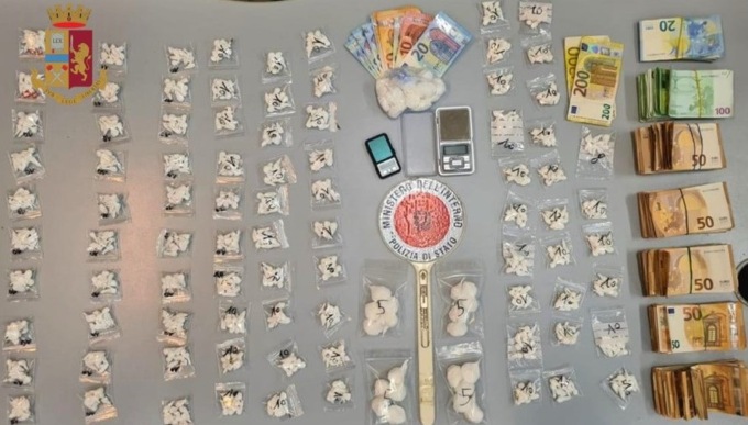 Arrestato spacciatore di Vimodrone: in cantina quattro etti di coca e oltre 16mila euro (nei salvadanai)