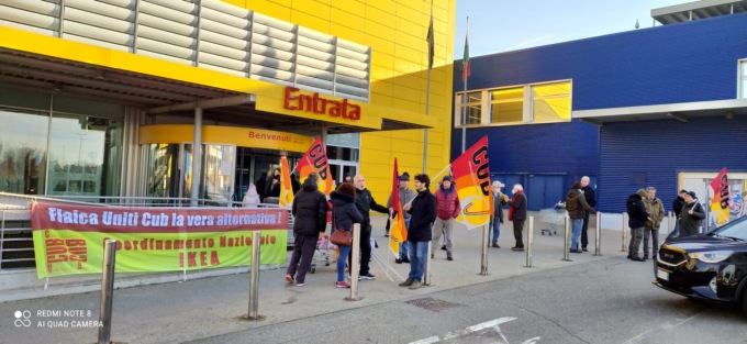 Sciopero dei lavoratori Ikea a Carugate: “Basta precarietà e stipendi dignitosi”