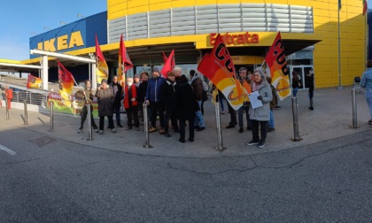 Presidio di protesta davanti all'Ikea di Carugate