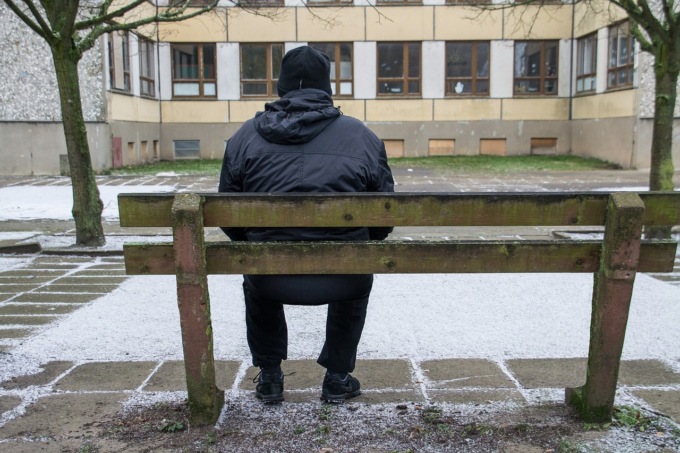 In giro al freddo senza scarpe e giubbotto a Rodano: i Carabinieri lo identificano e poi lo aiutano