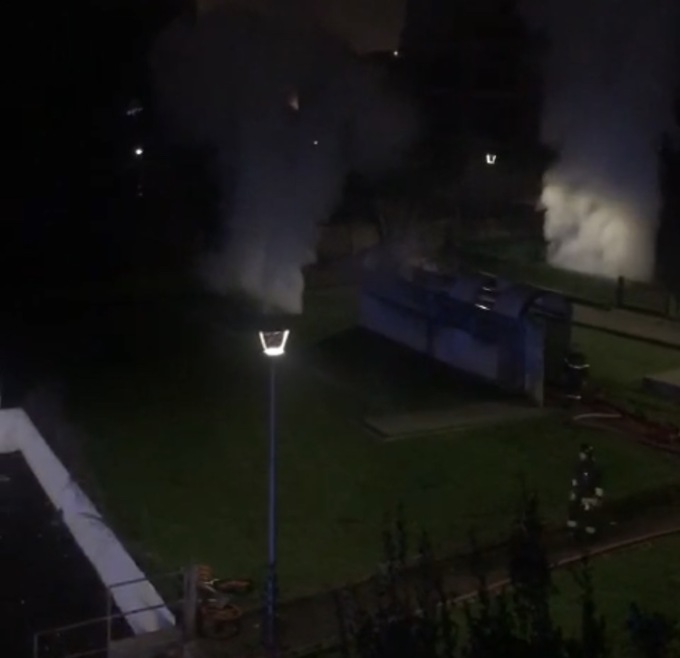 Incendio in un box a Pioltello usato come “casa” di fortuna: alta colonna di fumo