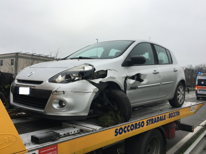 Incidente a Masate: sbanda, invade la corsia opposta e striscia lungo il guardrail per metri. Evitato il frontale