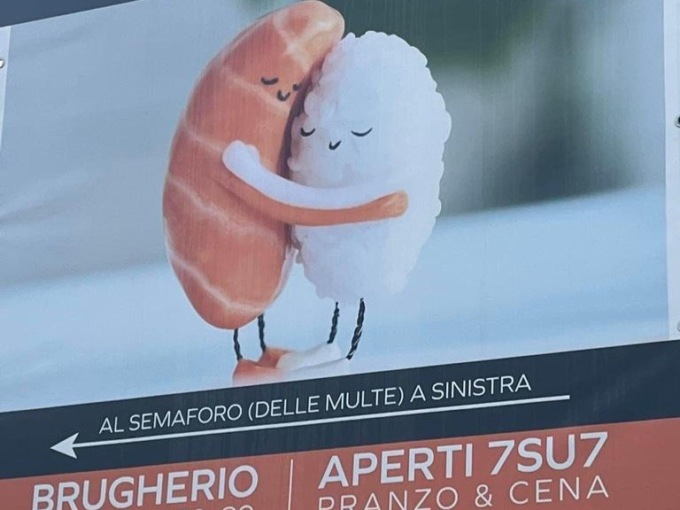Il semaforo “delle multe” di Brugherio è famoso: usato su un cartellone per le indicazioni stradali