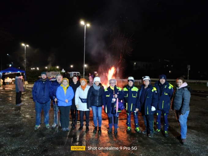 A Rodano le fiamme scaldano il parcheggio del campo sportivo