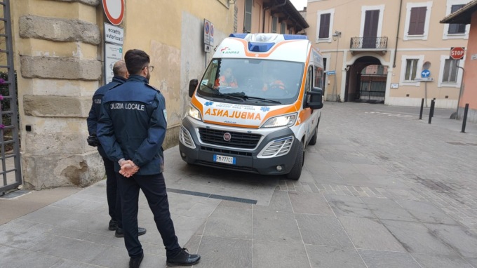 Senzatetto dà di matto nei negozi di Vaprio d’Adda, i vigili lo calmano e gli danno da mangiare