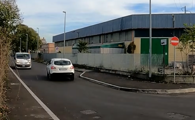 Il nuovo senso unico a Vimodrone che in pochi rispettano: auto e camion in contromano