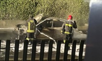 Auto a fuoco a Vignate, esplosioni e fiamme durante la notte