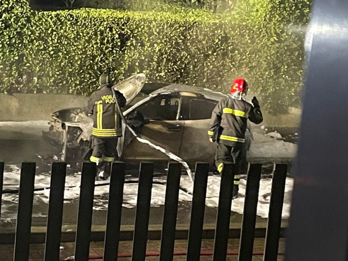 Auto a fuoco a Vignate, esplosioni e fiamme durante la notte