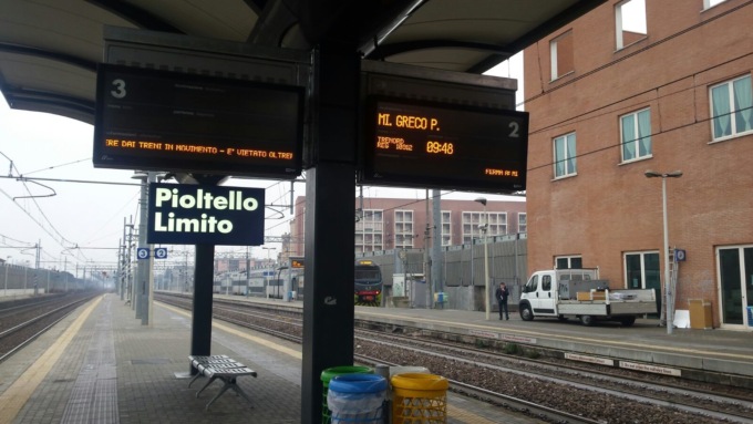Armato di coltello minaccia la capotreno che si rifugia nel locomotore: paura alla stazione Pioltello