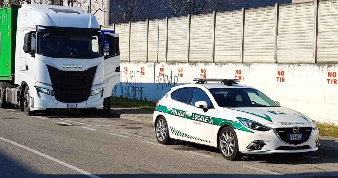 I guai (economici) di un camionista partono da un divieto di sosta: multe per 900 euro
