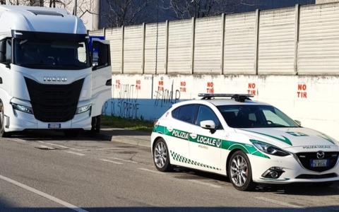 I guai (economici) di un camionista partono da un divieto di sosta: multe per 900 euro