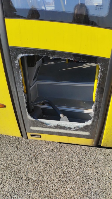 Baby vandali a Grezzago danneggiano uno scuolabus