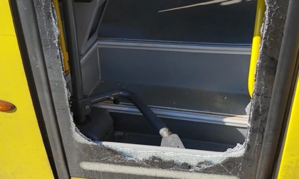 Baby vandali a Grezzago danneggiano uno scuolabus