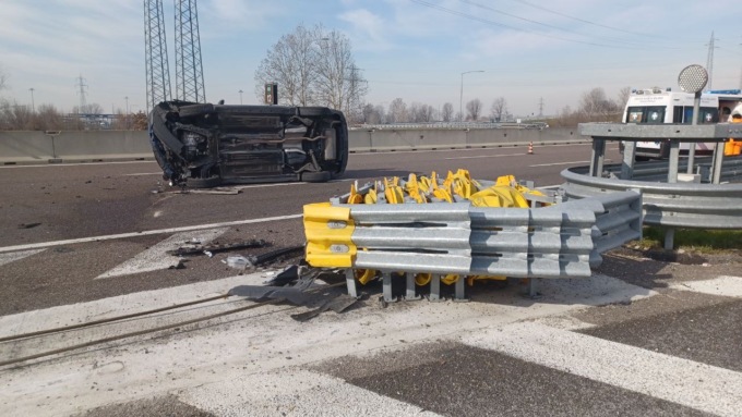 Si ribalta con l’auto sulla Teem a Pozzuolo, esce da solo dalle lamiere dell’auto