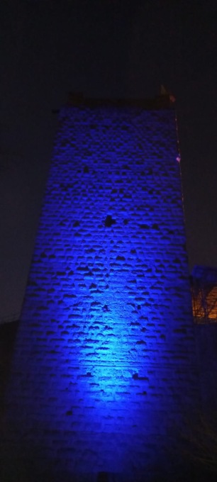 Il castello di Trezzo sull’Adda si colora di blu per dire stop alle bombe sui civili